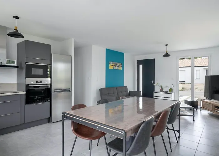 Holiday home Maison Moderne Pour 7 Personnes A Saint-Michel-Chef-Chef